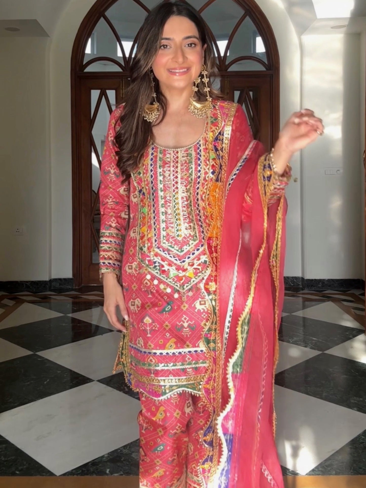 ITIKA ARORA IN RANI PINK PATOLA KURTA SET