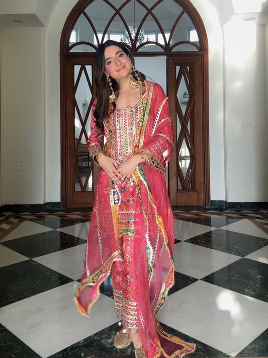 ITIKA ARORA IN RANI PINK PATOLA KURTA SET