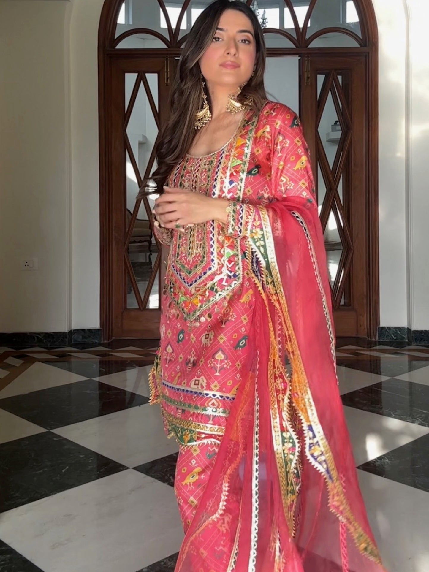 ITIKA ARORA IN RANI PINK PATOLA KURTA SET